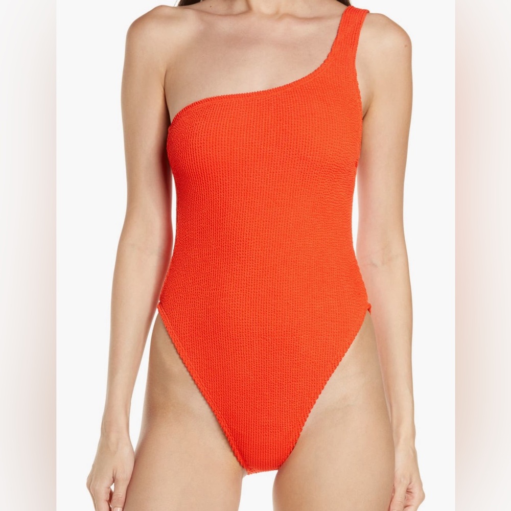 Good American always fits one shoulder swim